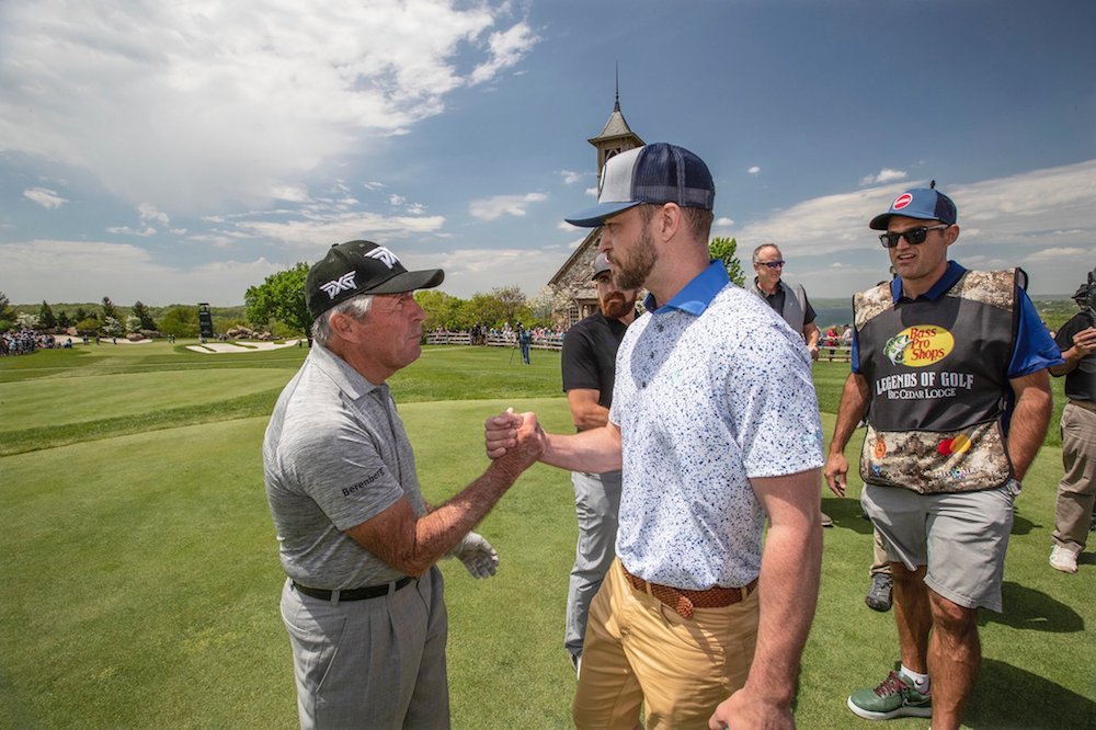 Gary Player shakes hands with Justin Timberlake at Top of the Rock.